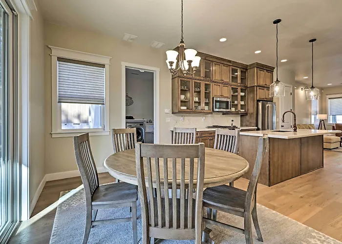 Oasis W/ Hot Tub - 3 Mi To Downtown!