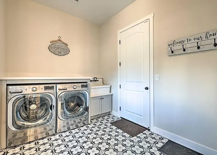 Oasis W/ Hot Tub - 3 Mi To Downtown!