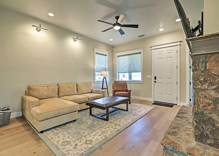 Oasis W/ Hot Tub - 3 Mi To Downtown! Vakantiehuis Flagstaff