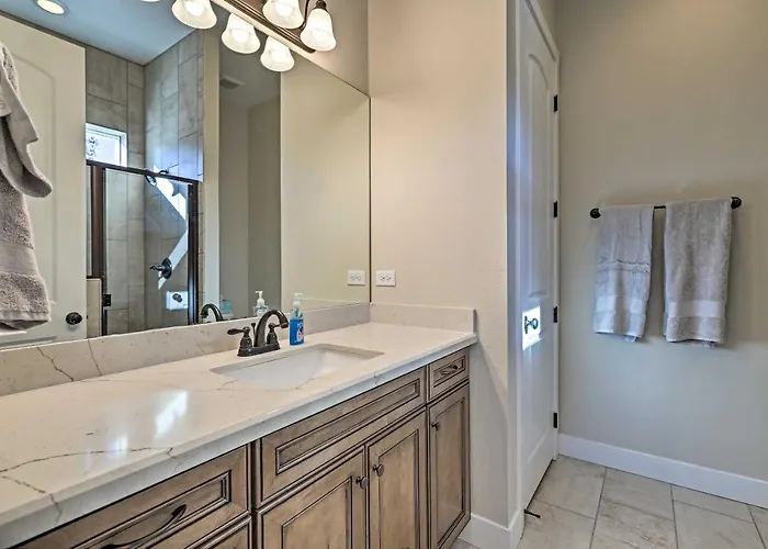 Oasis W/ Hot Tub - 3 Mi To Downtown!
