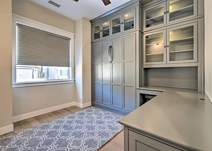 Oasis W/ Hot Tub - 3 Mi To Downtown! *